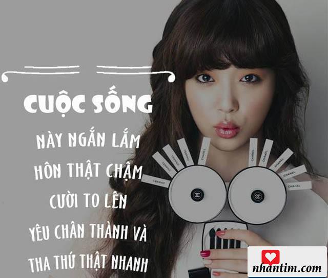 Cuộc sống này ngắn lắm, hôn thật chậm, cười to lên, yêu chân thành và tha thứ thật nhanh