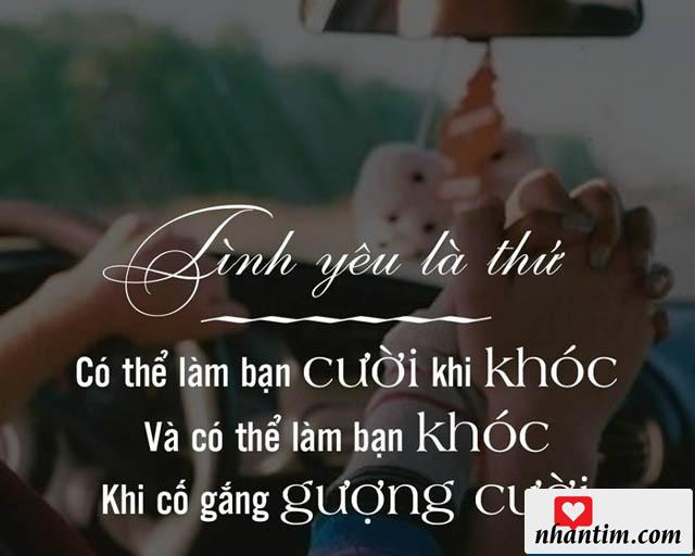 Tình yêu là thứ có thể làm bạn cười khi khóc và có thể làm bạn khóc khi cố gắng gượng cười