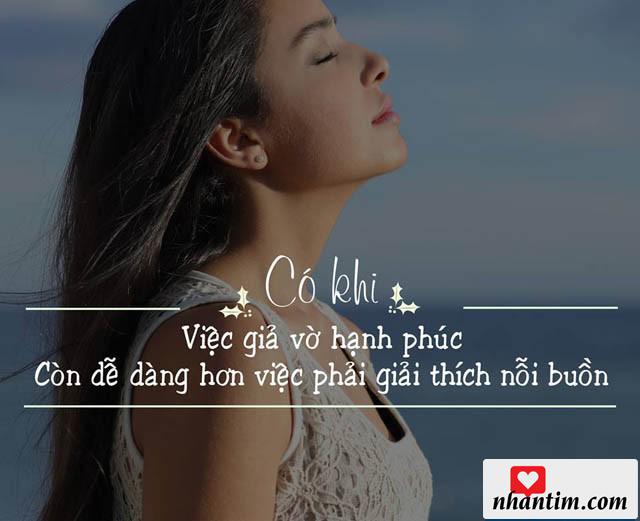 Có khi việc giả vờ hạnh phúc còn dễ dàng hơn việc phải giải thích nỗi buồn