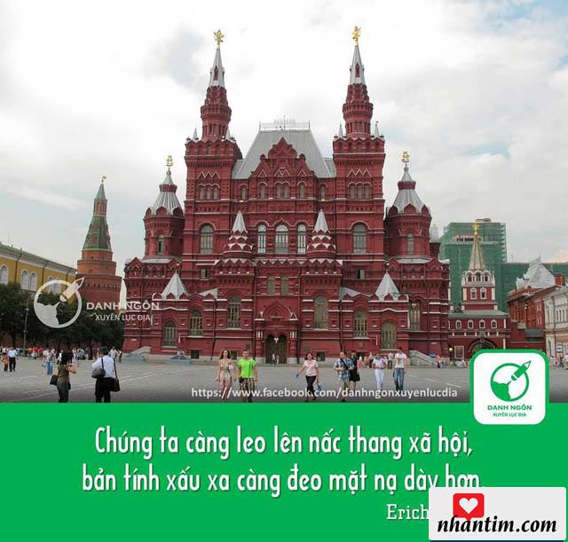 Chúng ta càng leo lên nấc thang của xã hội, bản tính xấu xa càng đeo mặt nạ dày hơn