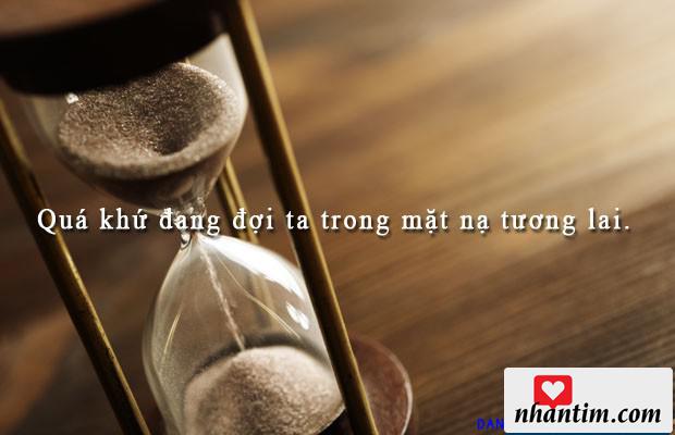 Quá khứ đang đợi ta trong mặt nạ tương lai